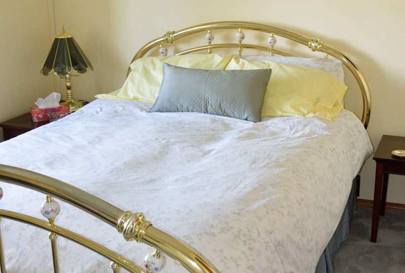 The Gemstone Guest House B & B | 321 E 200 N, Raymond, AB T0K 2S0, Canada | Phone: (587) 271-5020