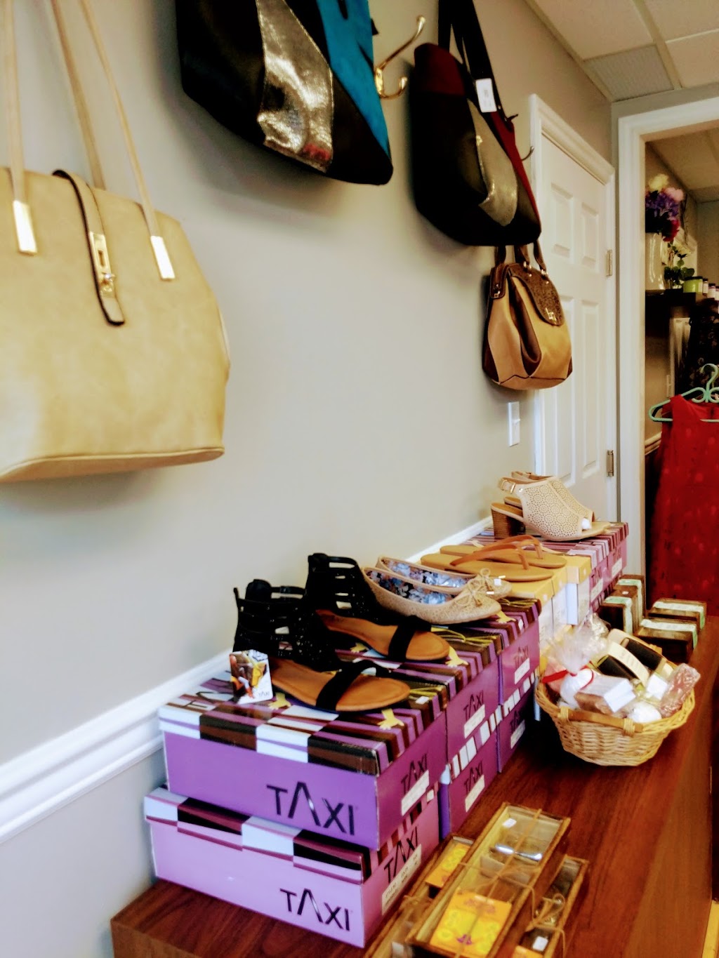 Bees Knees Beauty Boutique | 1690 Bann St, Merritt, BC V1K 1E9, Canada | Phone: (236) 237-3306