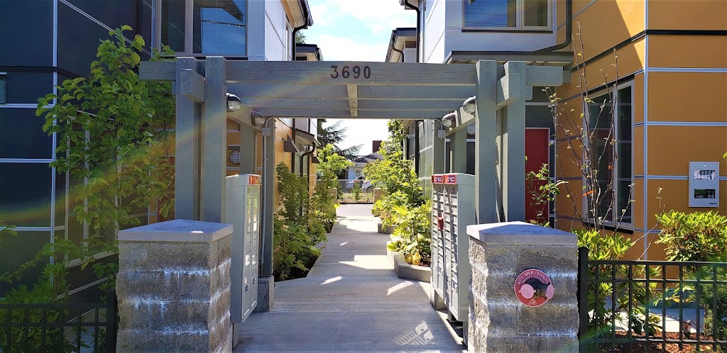 Magnolia Townhomes | 3690 Country Club Dr, Nanaimo, BC V9T 1T8, Canada | Phone: (250) 755-1633
