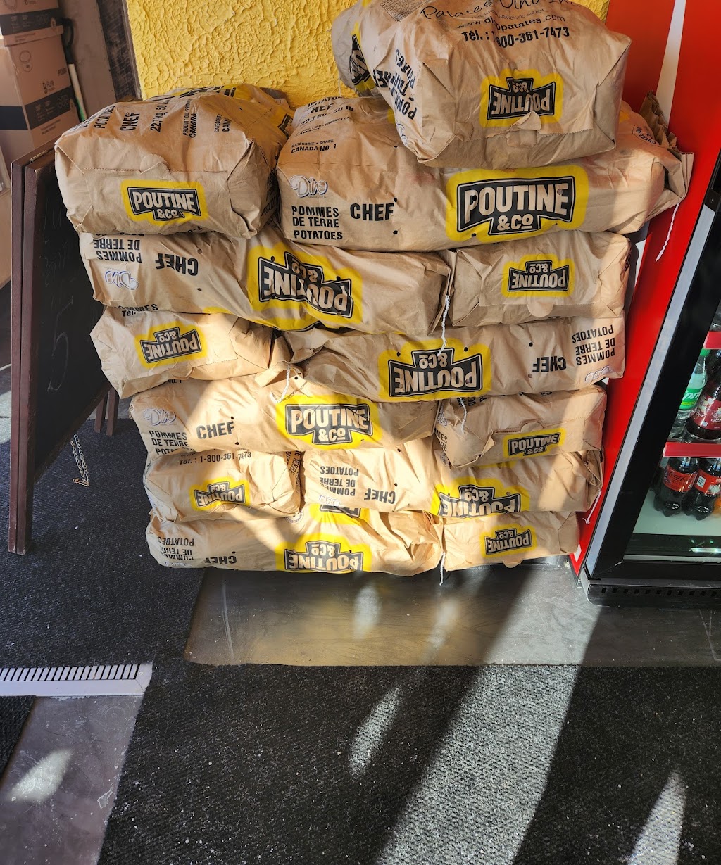 Poutine & Co | 1151 Mnt des Pionniers, Terrebonne, QC J6V 0E1, Canada | Phone: (450) 704-3001