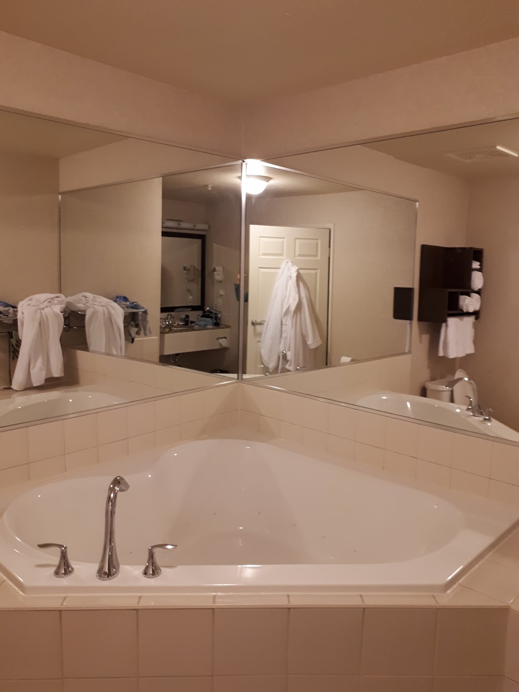 Wingate by Wyndham Calgary South | 400 Midpark Way SE, Calgary, AB T2X 3S4, Canada | Phone: (403) 514-0099