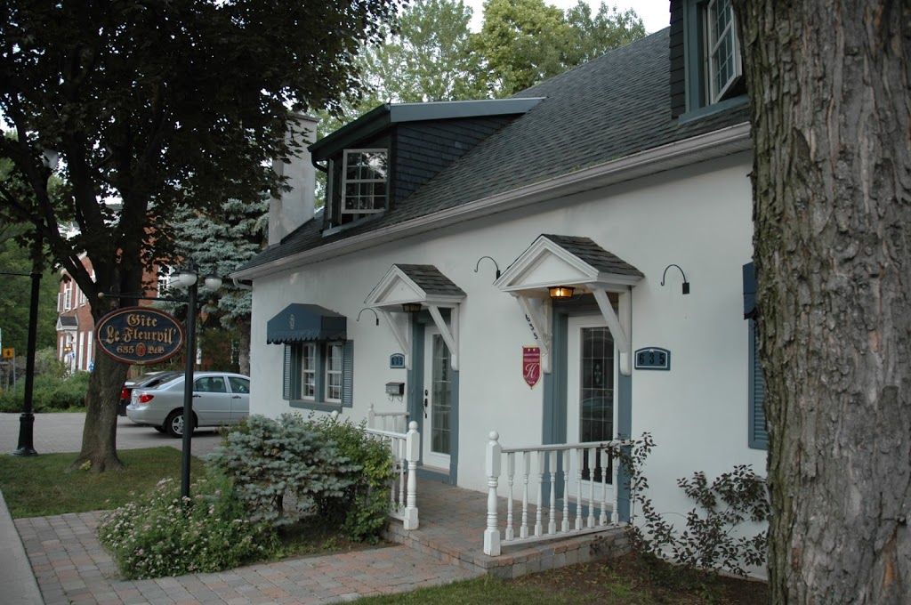 Auberge Gîte Le FleurvilB & B | 635 Rue des Ursulines, Trois-Rivières, QC G9A 5B3, Canada | Phone: (819) 372-5195