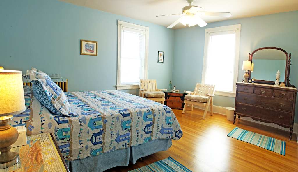 Captains Bell Bed and Breakfast | 289 Pelham St, Lunenburg, NS B0J 2C0, Canada | Phone: (902) 442-1655