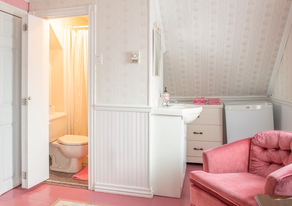 Le Bed & Café Petit Papillon | 56 Rue Principale, Grandes-Bergeronnes, QC G0T 1G0, Canada | Phone: (438) 887-1272