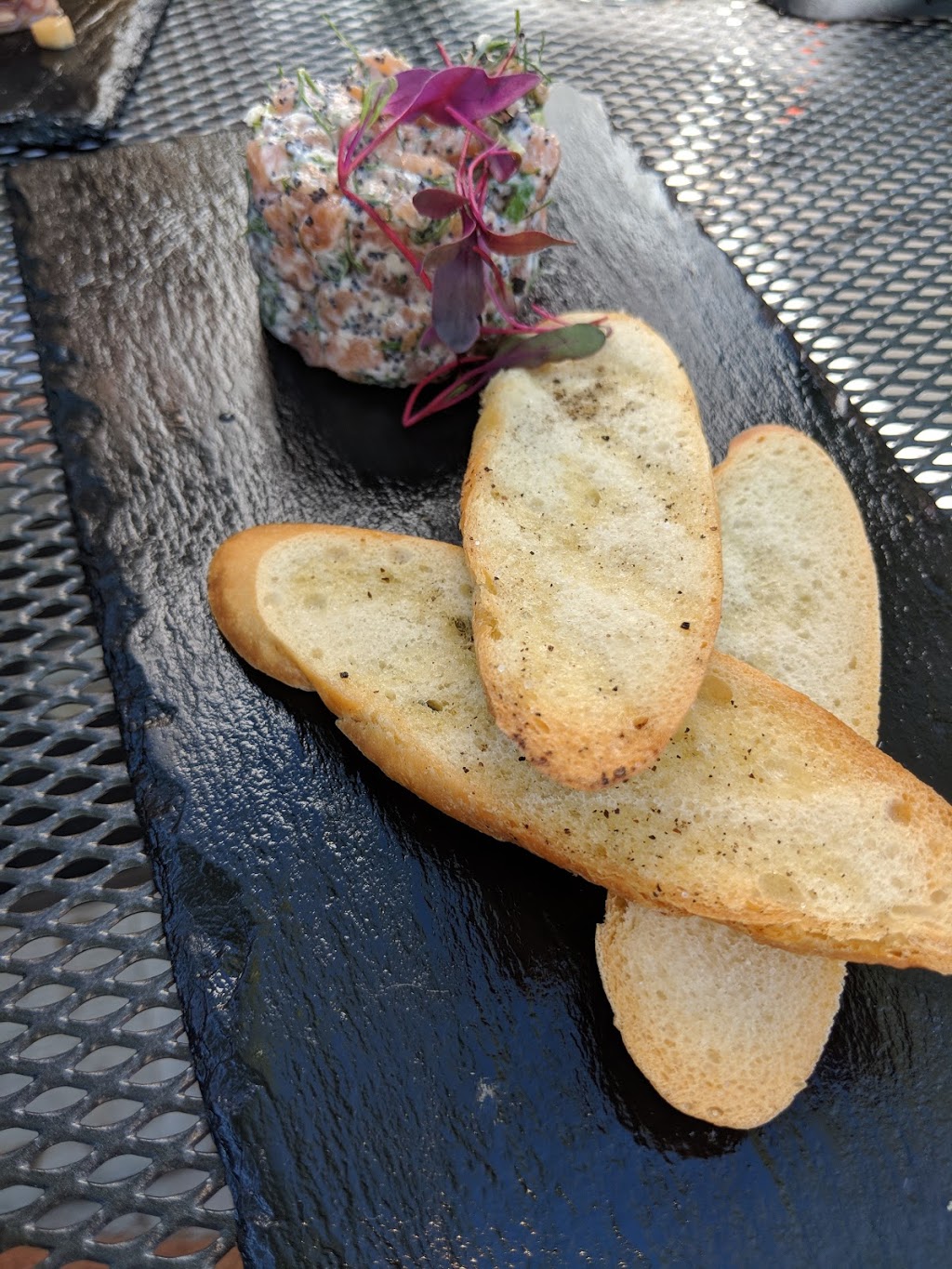 Bistro Fernand | 2 Place du Marché, Beauharnois, QC J6N 2S1, Canada | Phone: (450) 395-3939