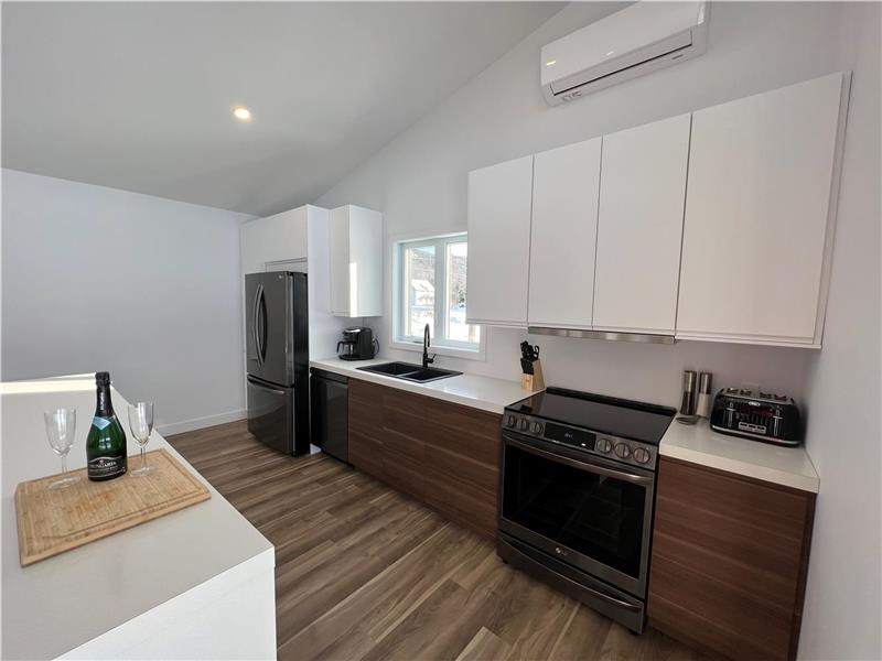 Chalet St-Mo | 221 Chem. de lAnse 221, chemin de lAnse, Trois-Rives, Québec, Canada, G0X2C0, Saint-Roch-de-Mékinac, QC G0X 2E0, Canada | Phone: (819) 690-4829