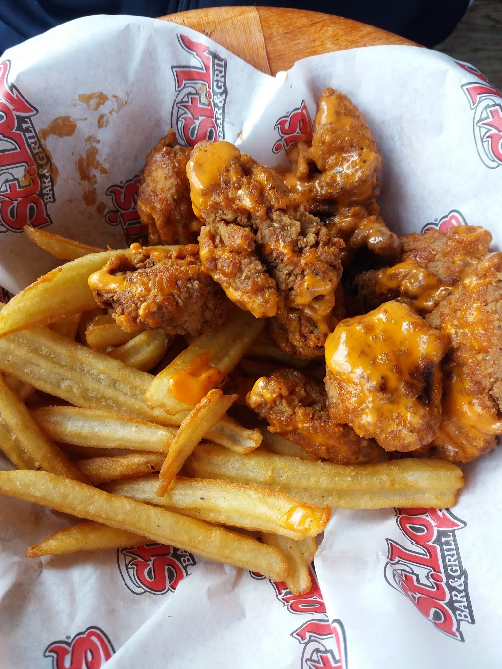 St. Louis Bar & Grill | 580 King St W #1, Oshawa, ON L1J 7J1, Canada | Phone: (905) 728-7777