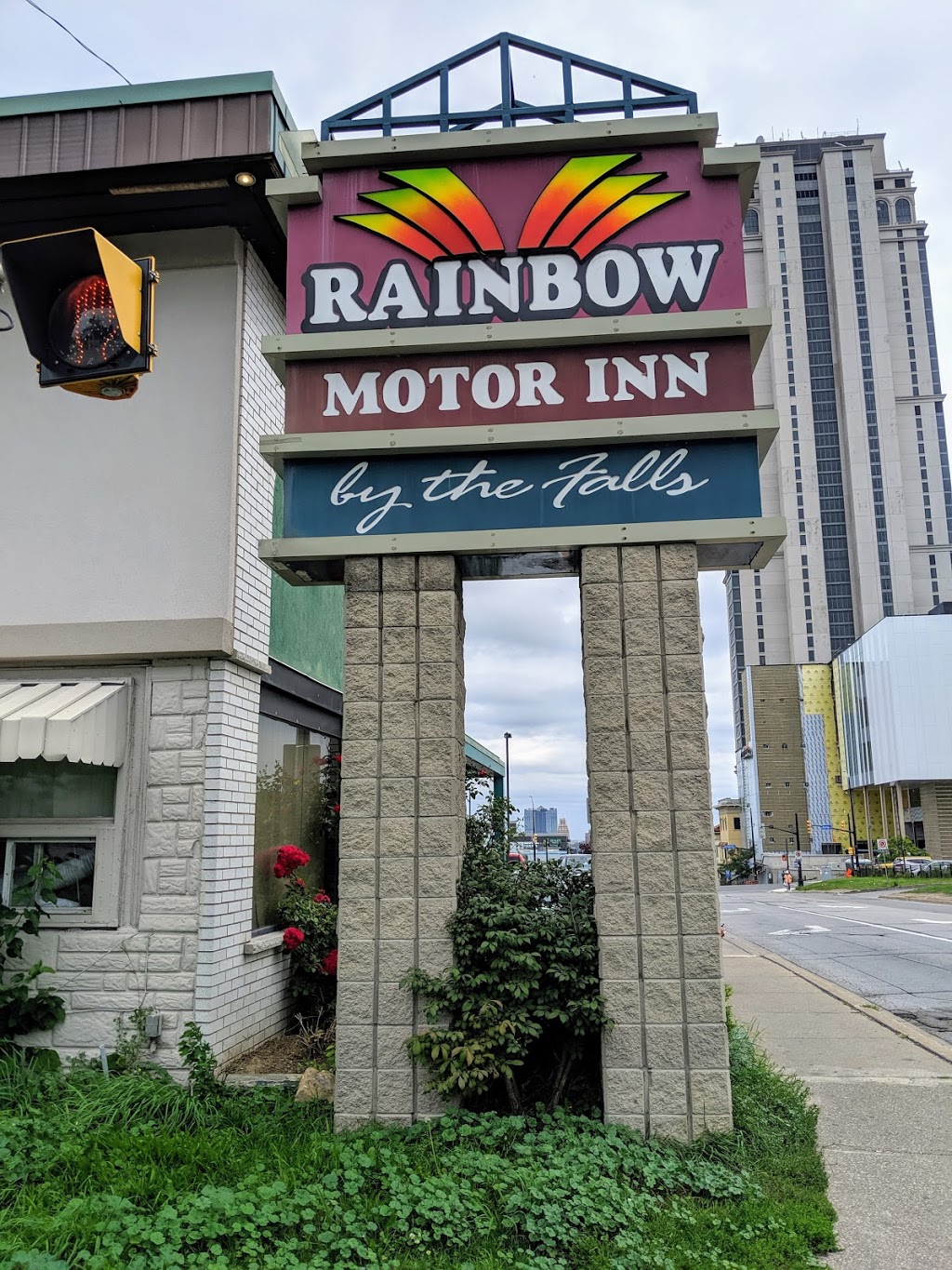 Rainbow Motor Inn | 5581 Murray St, Niagara Falls, ON L2G 2J6, Canada | Phone: (905) 358-9554