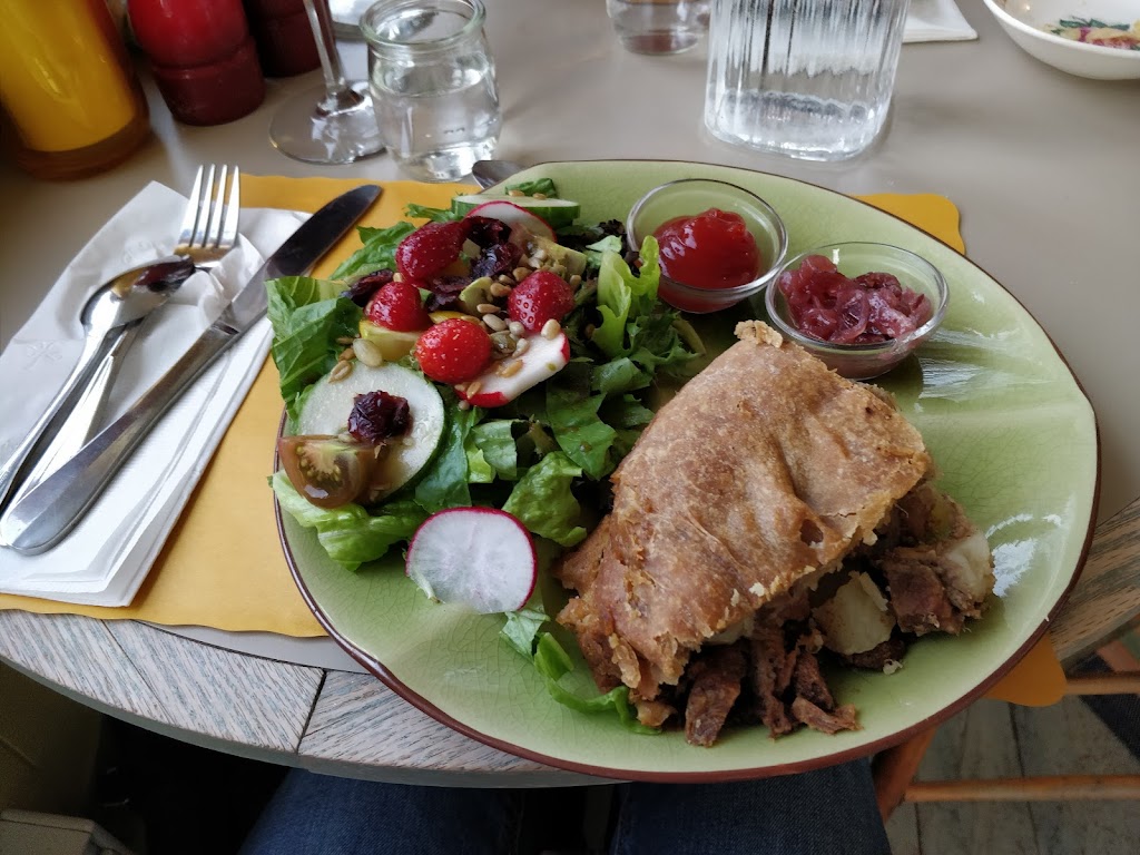 Auberge Café Chez Sam | 300 Rue Leclerc, Baie-Sainte-Catherine, QC G0T 1A0, Canada | Phone: (418) 237-4040