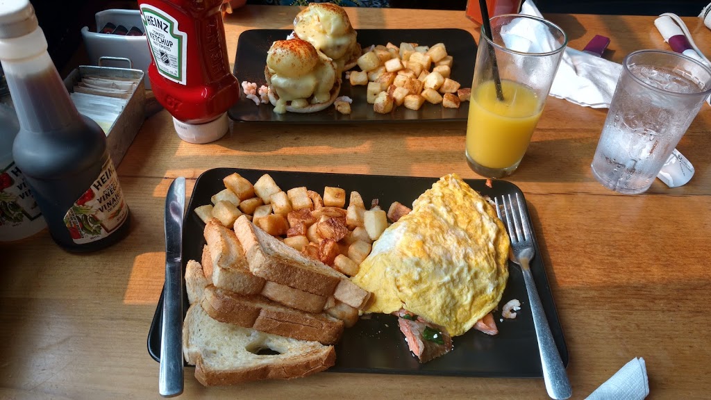 Mollys Reach Restaurant | 647 School Rd, Gibsons, BC V0N 1V0, Canada | Phone: (604) 886-9710