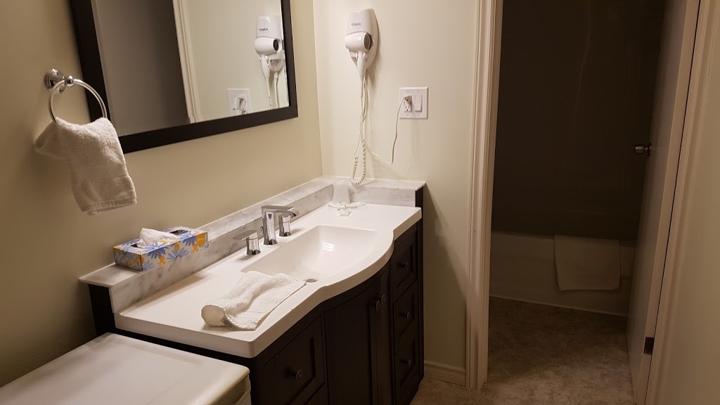 Arrowhead Inn | 210 Arrowhead Park Rd, Huntsville, ON P1H 2J4, Canada | Phone: (705) 789-7307