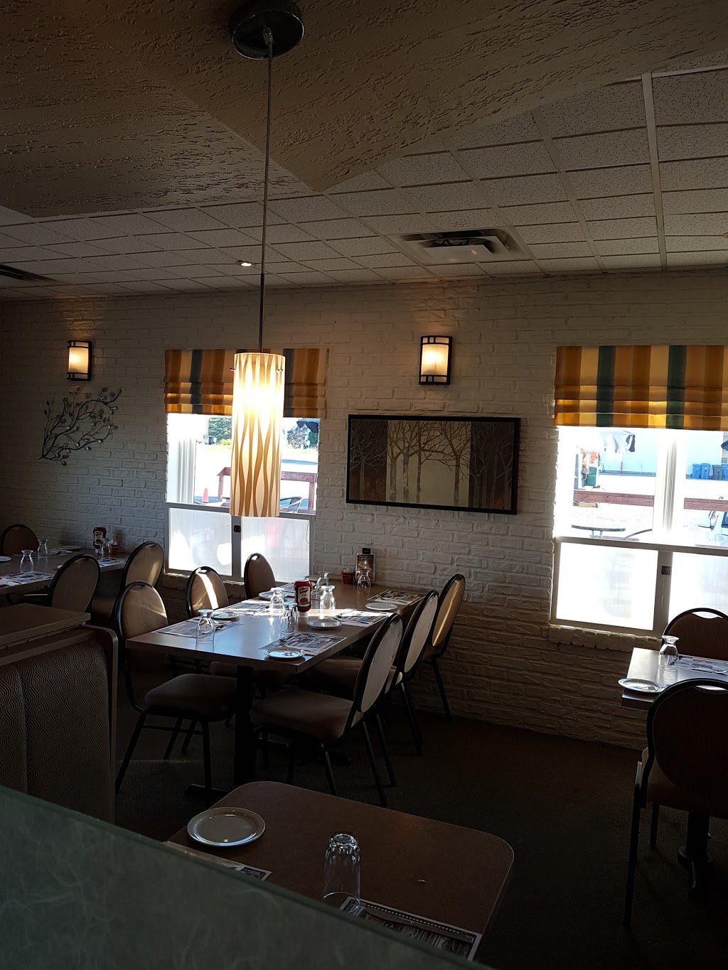 Restaurant Le Villageois | 828 Rue Notre Dame, Saint-Narcisse, QC G0X 2Y0, Canada | Phone: (418) 328-8667
