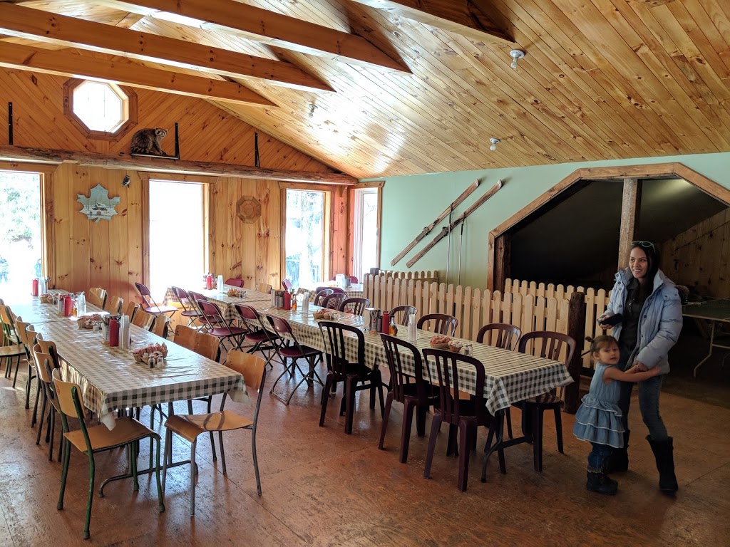 Erablière Au Bec Sucré | 5677 Chemin de lAéroport, Valcourt, QC J0E 2L0, Canada | Phone: (450) 532-3771