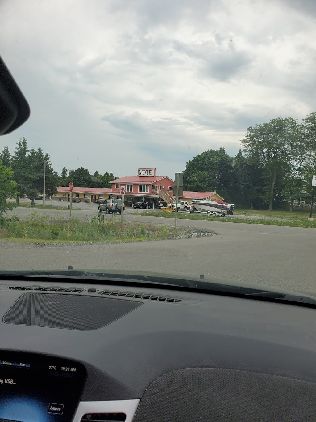 Knights Inn Cobourg | 2215 Division St N, Cobourg, ON K9A 4J9, Canada | Phone: (905) 372-2158