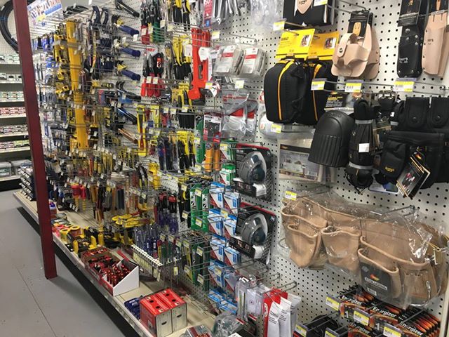 Wellington Esso & Hardware | 81 Sunset Dr, Wellington, PE C0B 2E0, Canada | Phone: (902) 854-3093