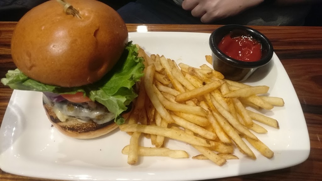 Madisons Restaurant & Bar | 13850 Steeles Ave, Halton Hills, ON L7G 0J1, Canada | Phone: (905) 693-0920