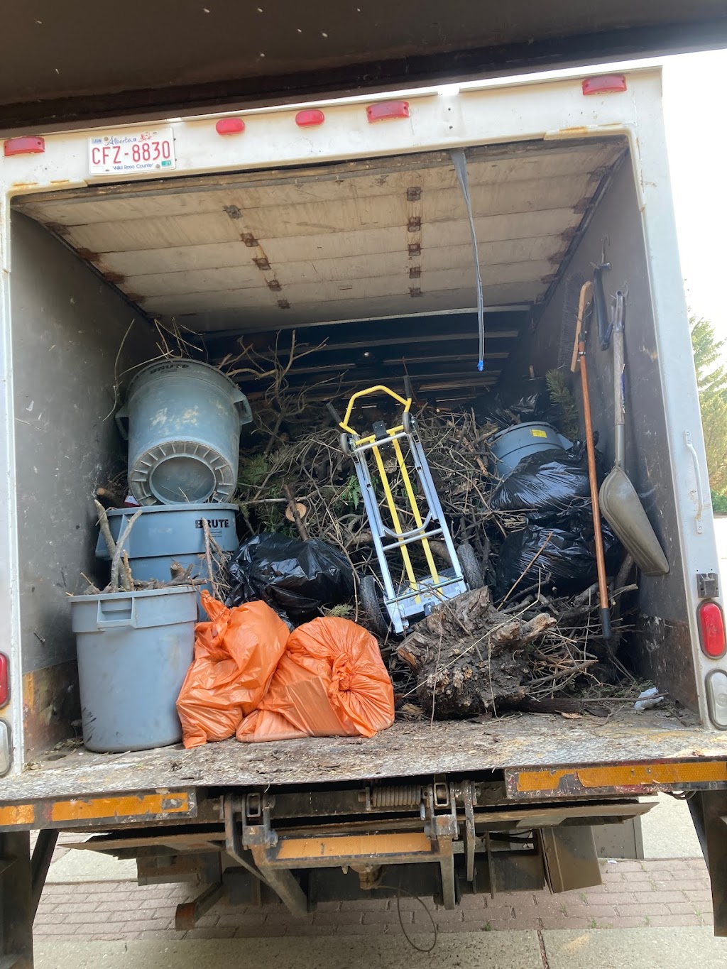 Iconic Junk Removal Sherwood Park | 26 Alderwood Crescent, Sherwood Park, AB T8A 0K3, Canada | Phone: (780) 288-2001
