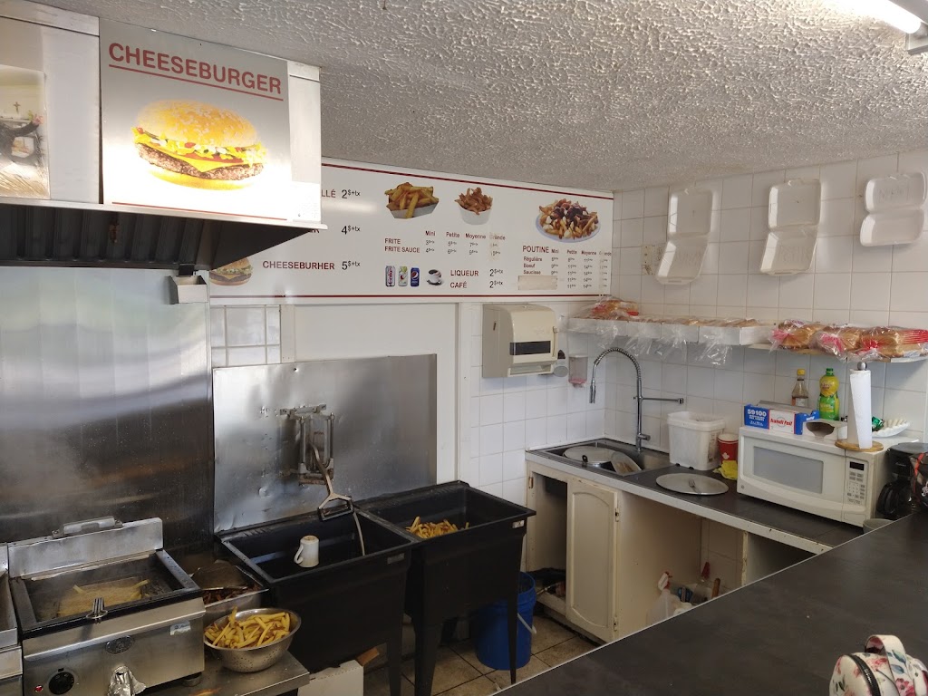Chez Tasso bar (Poutine +) | 4490 QC-112, Ascot Corner, QC J0B 1A0, Canada | Phone: (819) 446-6994