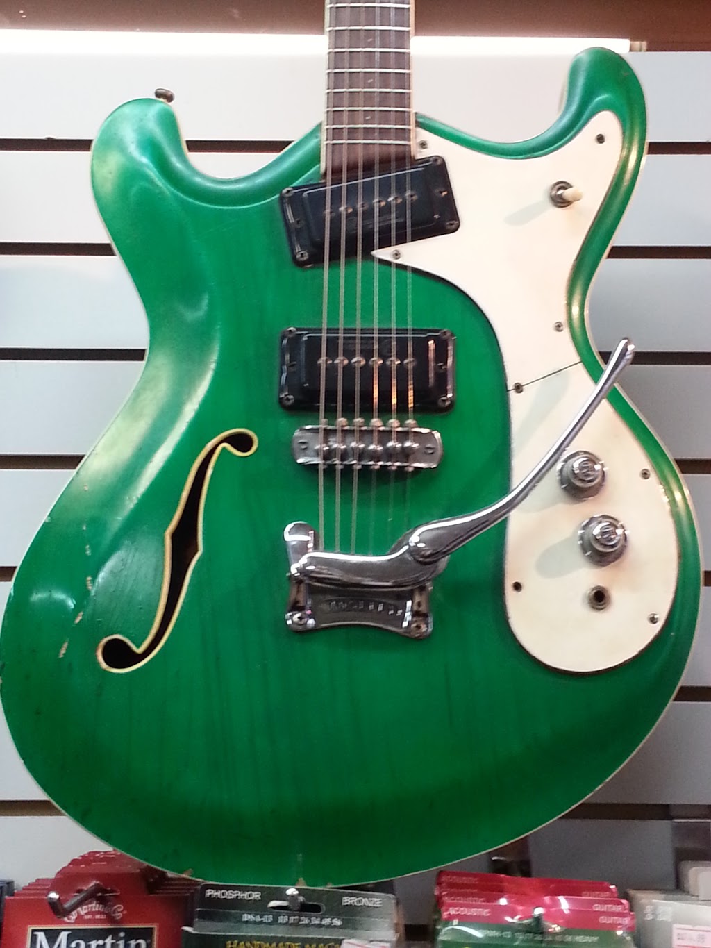 Crossroads Guitar Exchange | 2342 Clarke St, Port Moody, BC V3H 1Y8, Canada | Phone: (604) 937-0703