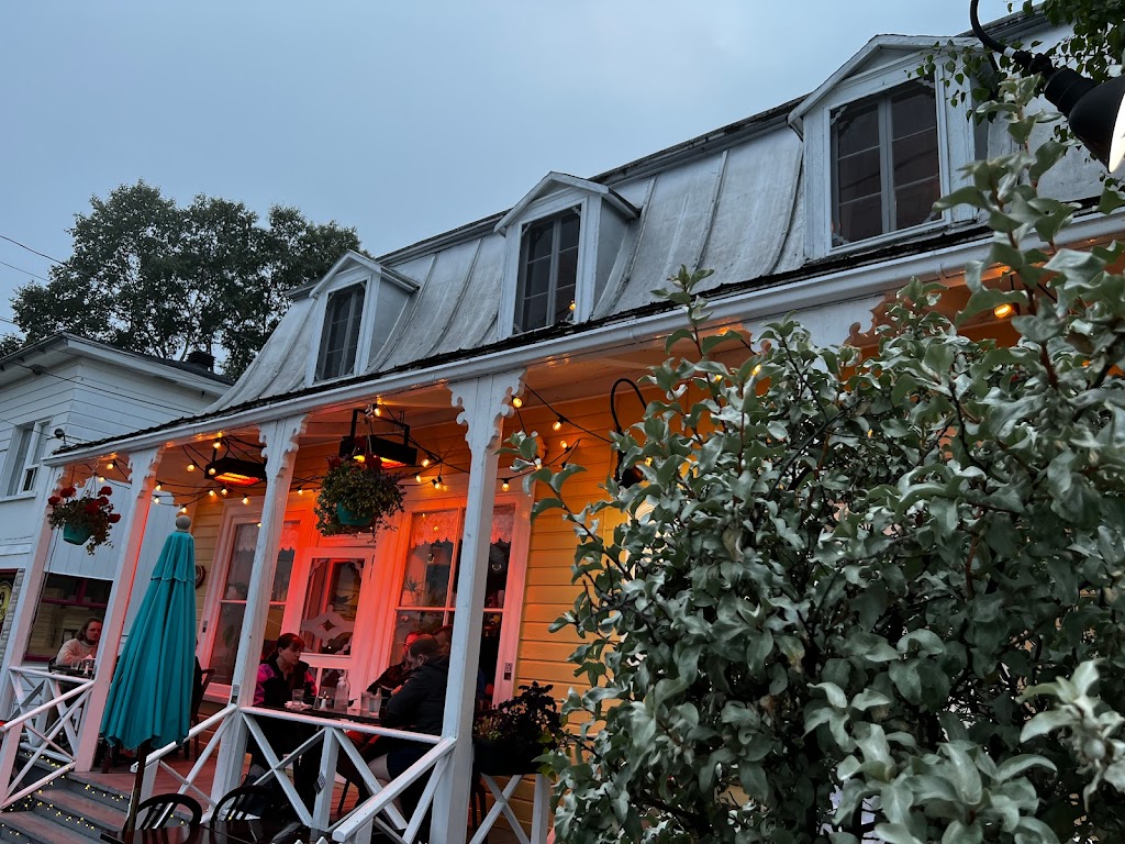 Café Bohème | 239 Rue des Pionniers, Tadoussac, QC G0T 2A0, Canada | Phone: (418) 235-1180