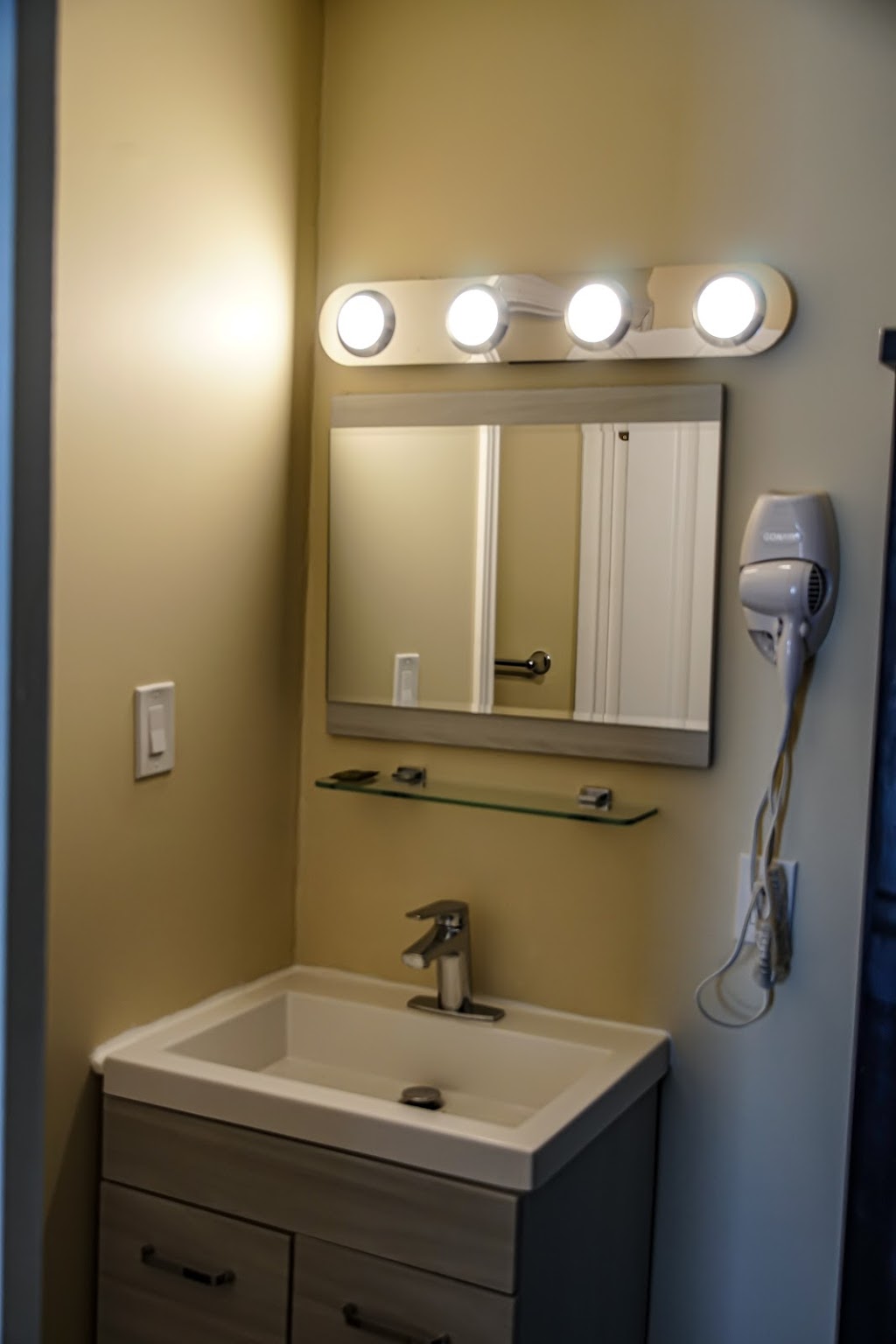 Skyland Motel Inn & Suites | 208 Main St W, Huntsville, ON P1H 1Y1, Canada | Phone: (705) 789-4424