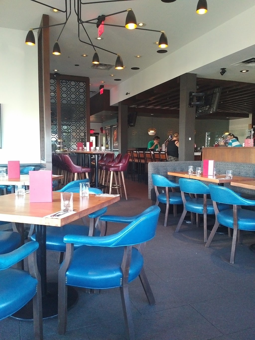 Earls Kitchen + Bar | 10 McKenney Ave Unit 300, St. Albert, AB T8N 5S8, Canada | Phone: (780) 459-5200