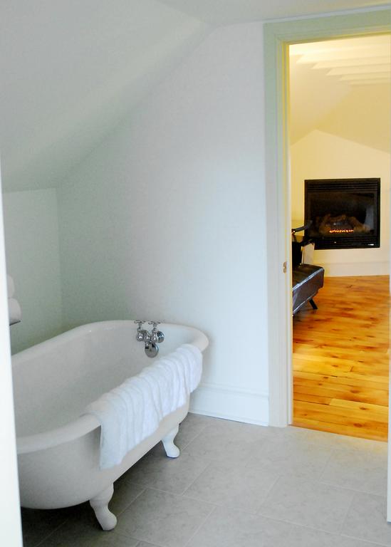 St Andrew Suites | 180 St Andrew St E, Fergus, ON N1M 1P8, Canada | Phone: (888) 958-2839