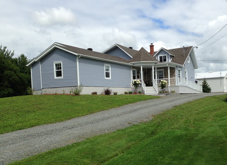 Résidence la ptite maison bleue | 2406 Rang 9, Roxton Falls, QC J0H 1E0, Canada | Phone: (450) 548-5795