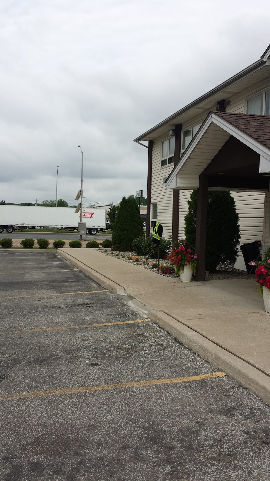 Royal Windsor Inn & Suites | 2100 Huron Church Rd, Windsor, ON N9C 2L5, Canada | Phone: (519) 967-1460