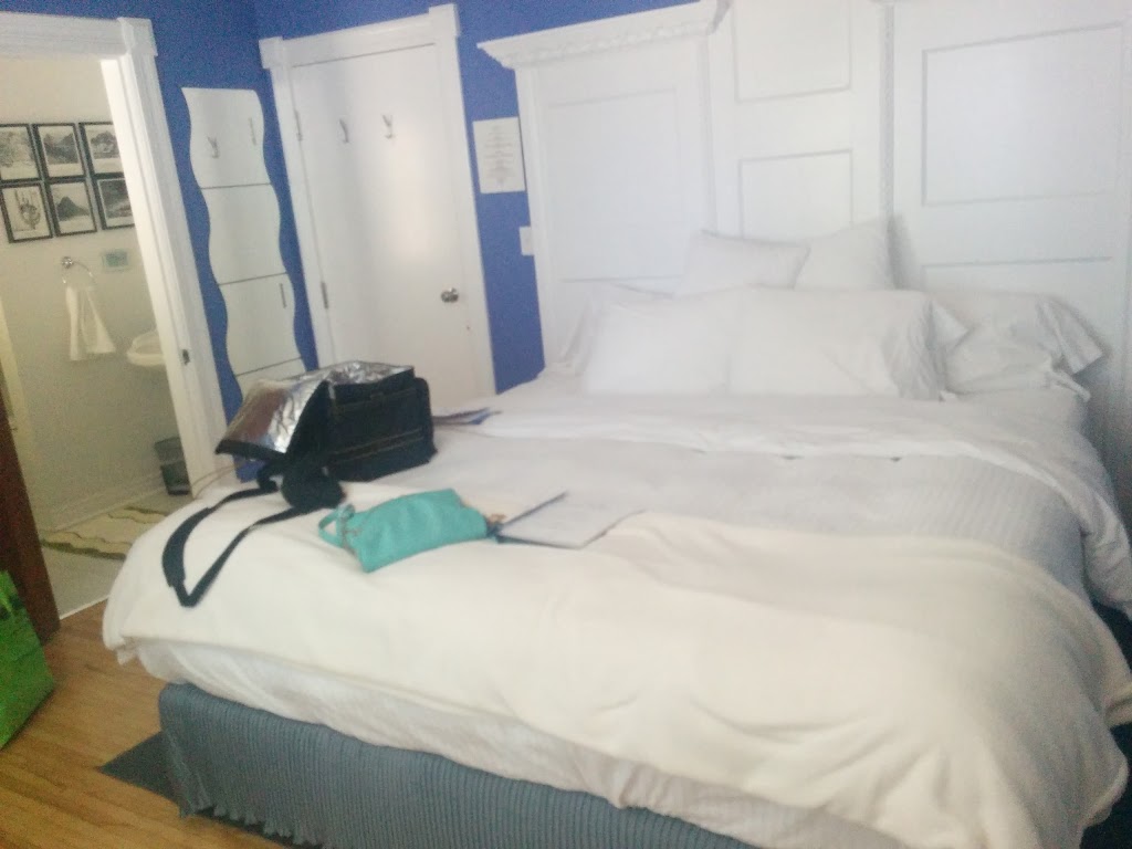 ELLIS HOUSE BED AND BREAKFAST - NIAGARA FALLS | 4284 Ellis St, Niagara Falls, ON L2E 1H1, Canada | Phone: (905) 358-0336
