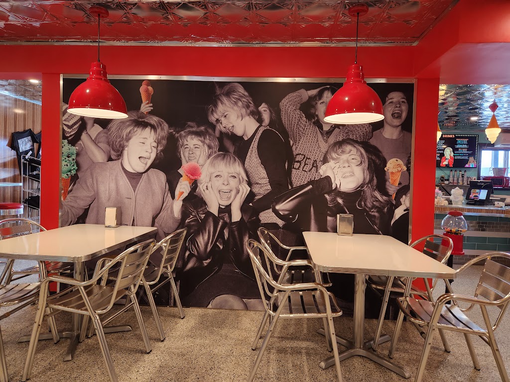Screamers Ice Cream Café | 7518 Main St E, Radium Hot Springs, BC V0A 1M0, Canada | Phone: (778) 527-0010
