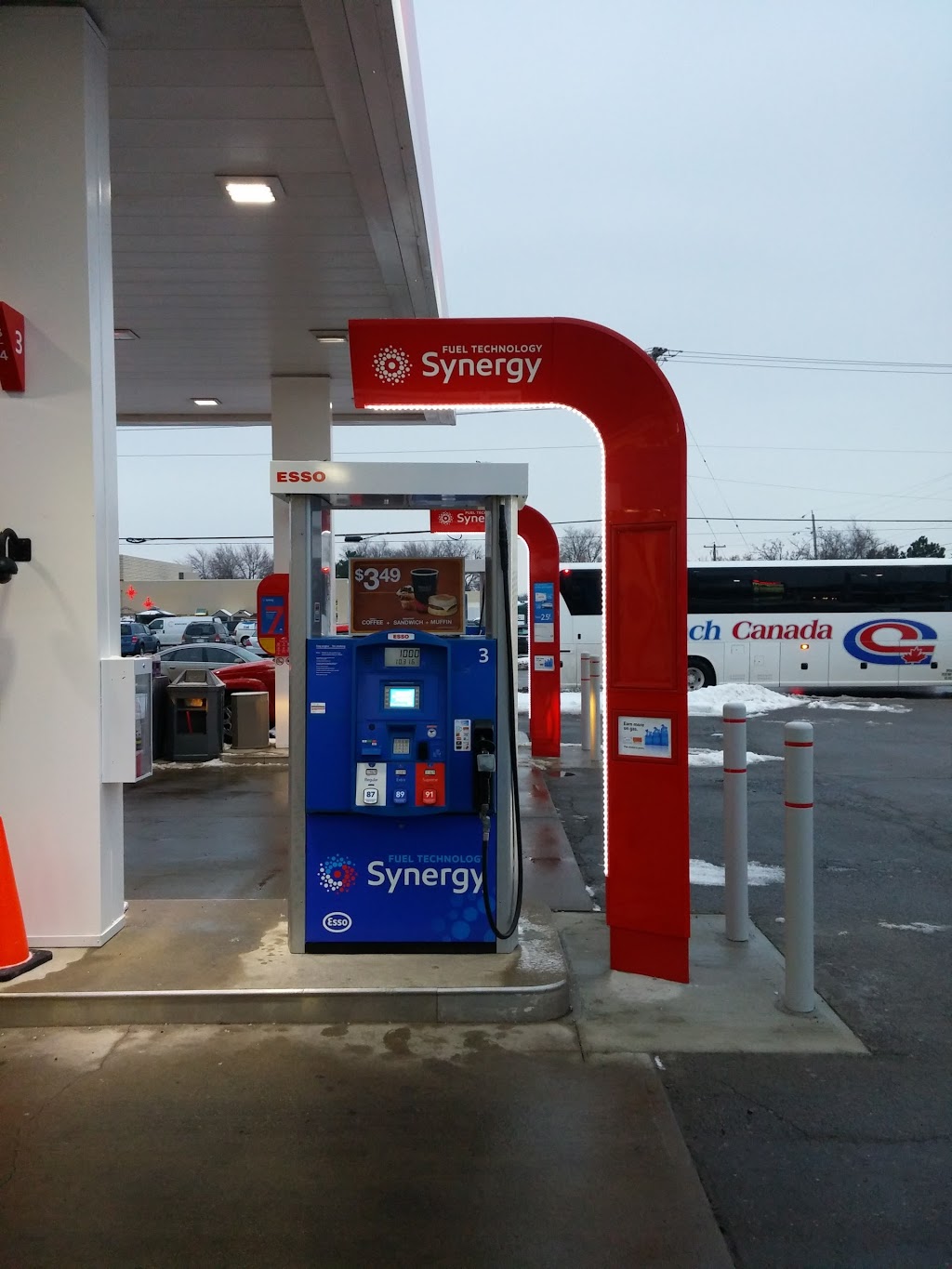 Esso | 6873 McLeod Rd, Niagara Falls, ON L2G 3G8, Canada | Phone: (905) 354-4151