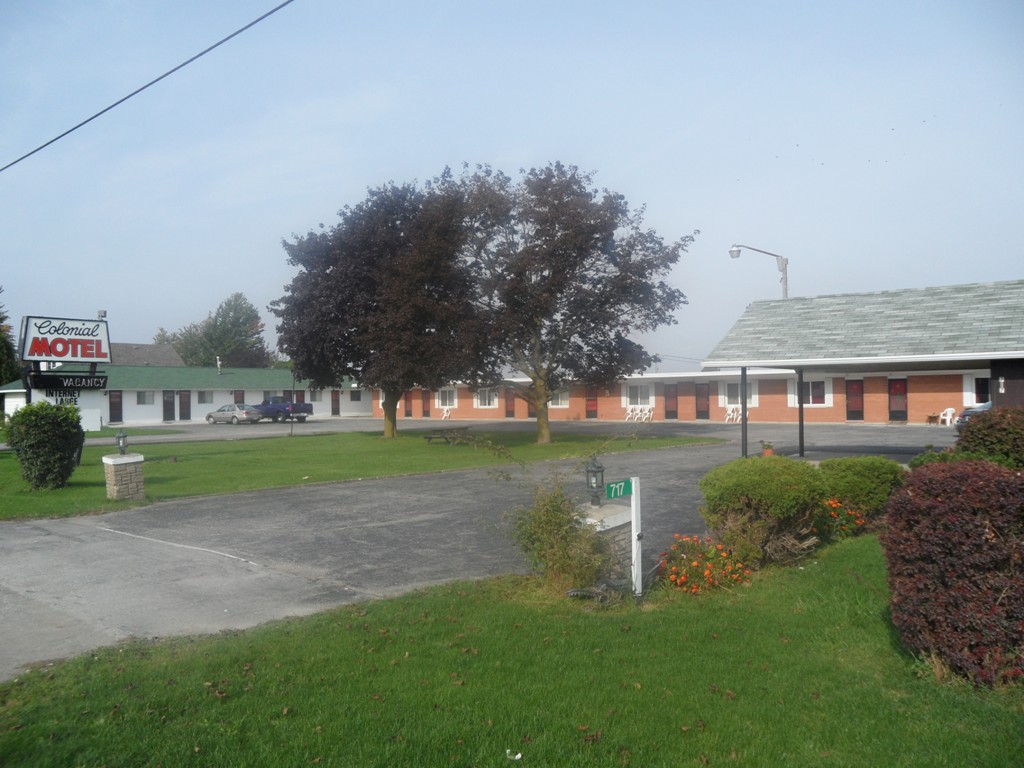 Colonial Motel | 717 Grand Ave E, Chatham, ON N7L 1X5, Canada | Phone: (519) 352-1680