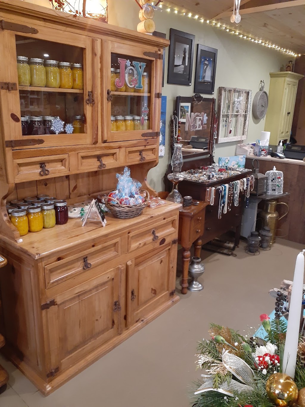 Lilacs and Lanterns | 2535 Winsloe Rd, Oyster Bed, PE C1E 2Z5, Canada | Phone: (902) 218-6574