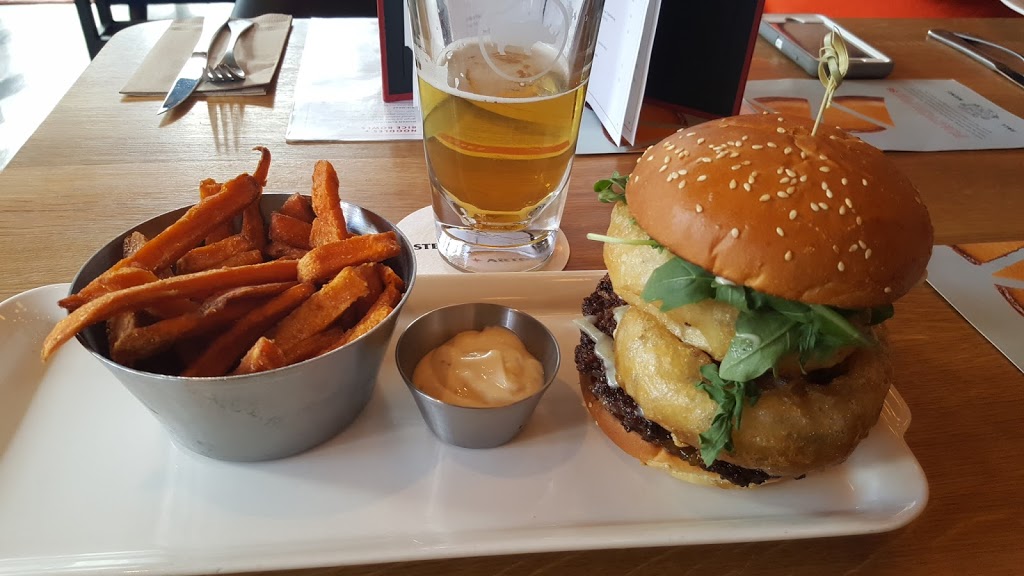 Earls Kitchen + Bar | 11830 Jasper Ave, Edmonton, AB T5K 0N7, Canada | Phone: (780) 488-6582