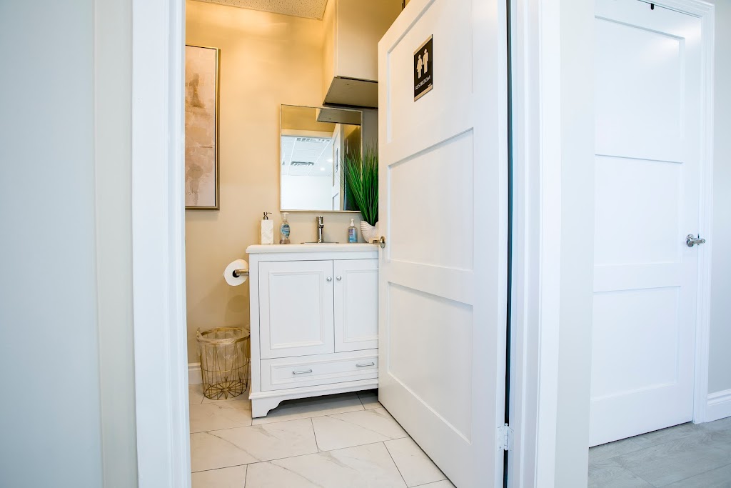 The Lindsay Lounge | 68 McLaughlin Rd unit 5, Lindsay, ON K9V 6B5, Canada | Phone: (705) 701-9664