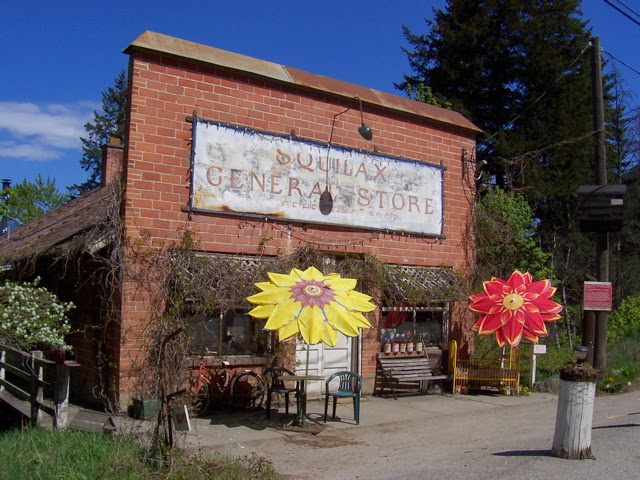 HI-Shuswap Lake, Squilax General Store and Hostel | 229 Trans-Canada Hwy, Chase, BC V0E 1M1, Canada | Phone: (250) 675-2977