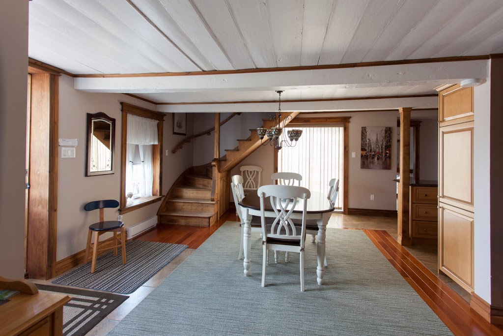 Maison Le Béluga | 3422 Chemin des Coudriers, LIsle-aux-Coudres, QC G0A 1X0, Canada | Phone: (418) 438-2515
