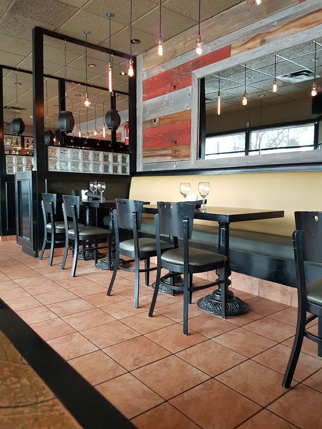 Hot Rocks Creative Diner | 728 Anderson St, Whitby, ON L1N 3V6, Canada | Phone: (905) 668-8600