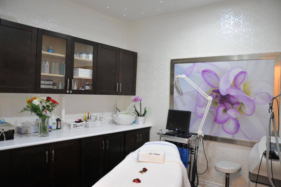 La Unique Laser Centre | 10 Cottrelle Blvd #109, Brampton, ON L6S 0E1, Canada | Phone: (905) 799-2354