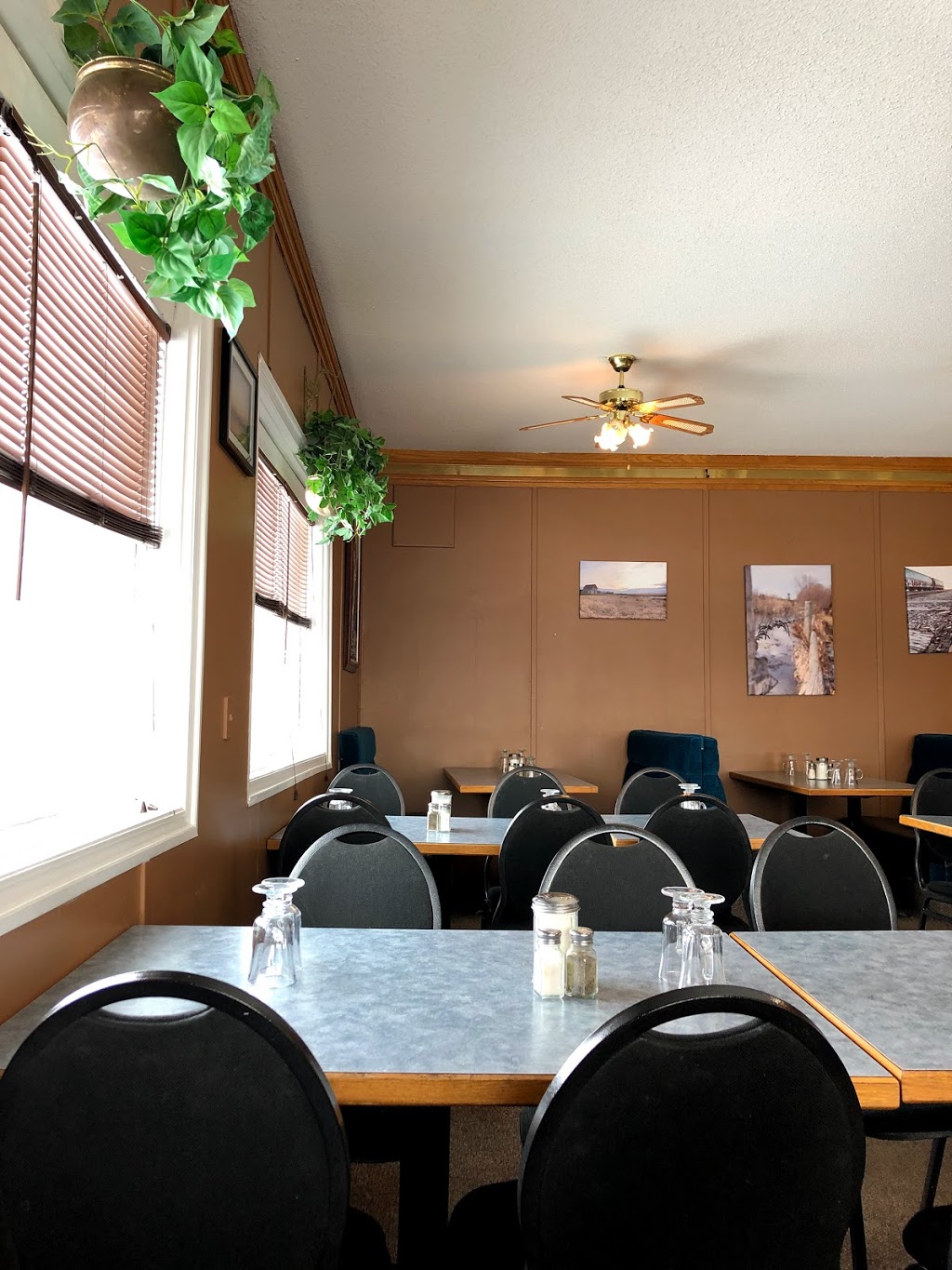 Folksters Family Restaurant | 309 Louis Riel Trail, Chamberlain, SK S0G 0R0, Canada | Phone: (306) 638-6212