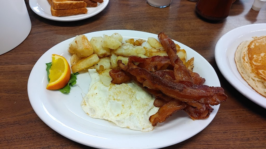 Chris Restaurant | 7802 17 Ave, Coleman, AB T0K 0M0, Canada | Phone: (403) 563-3093