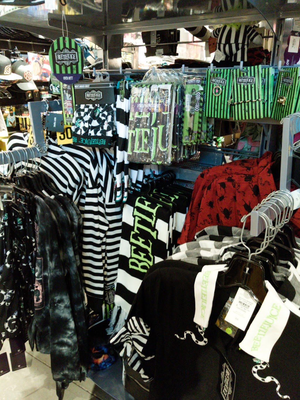 Hot Topic | 300, 429 Taylor Rd S S4 RM, Niagara-on-the-Lake, ON L0S 1J0, Canada | Phone: (905) 641-2253