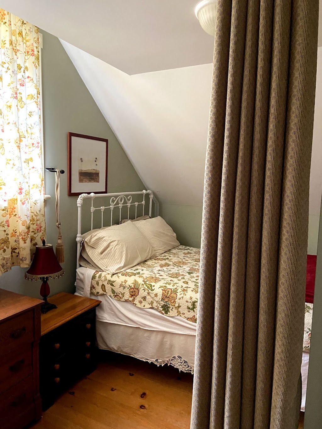 Prince Edward County Guest House | 15 County Road 5, Prince Edward, ON K0K 2T0, Canada | Phone: (613) 848-1911