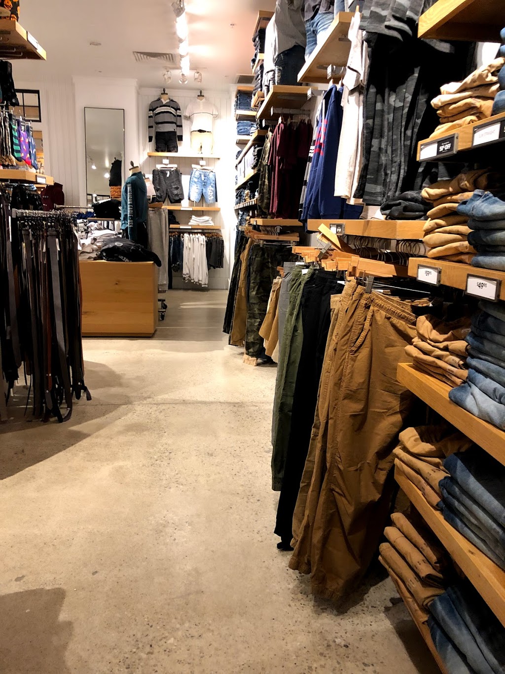 American Eagle Store | 435 Stone Rd W, Guelph, ON N1G 2X6, Canada | Phone: (519) 827-1361
