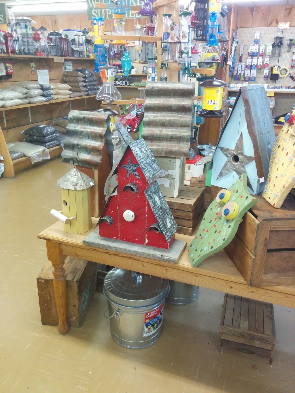 Hoskin Feed & Country Store | 171 Railway Ave, Komoka, London, ON N0L, Canada | Phone: (519) 657-1744