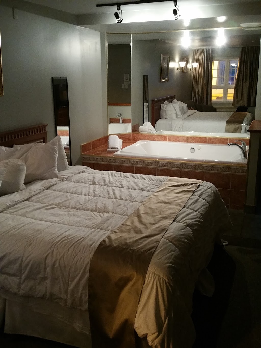 Hotel & Suites Les Laurentides | 190 Avenue de la Gare, Saint-Sauveur, QC J0R 1R3, Canada | Phone: (450) 227-4628