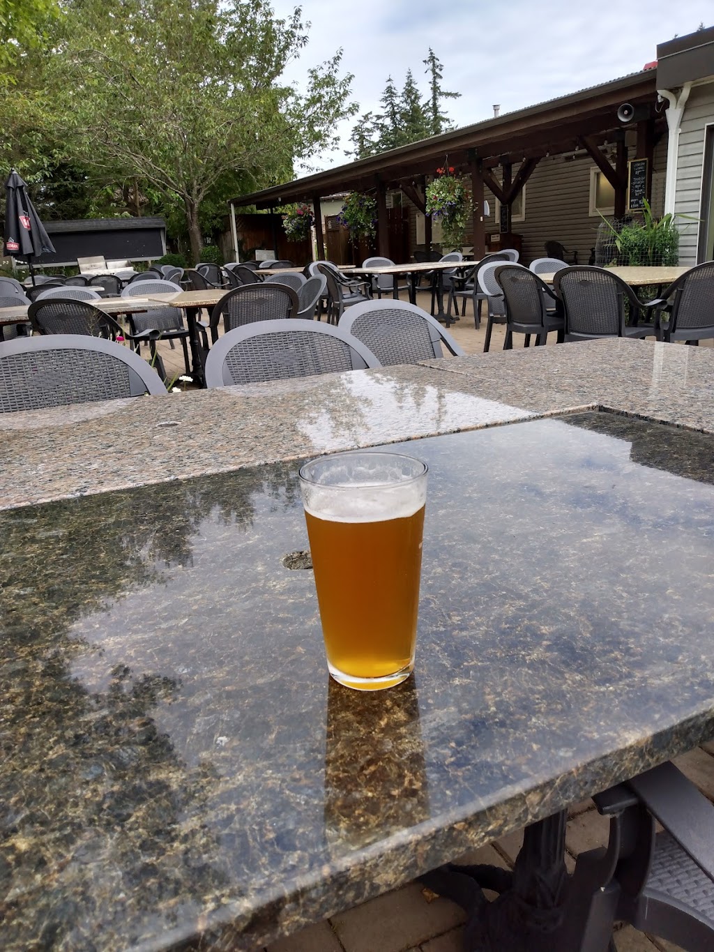Red’s Place Bar & Grill Inc | 1200 Knight Rd, Lazo, BC V0R 2K0, Canada | Phone: (250) 339-8163