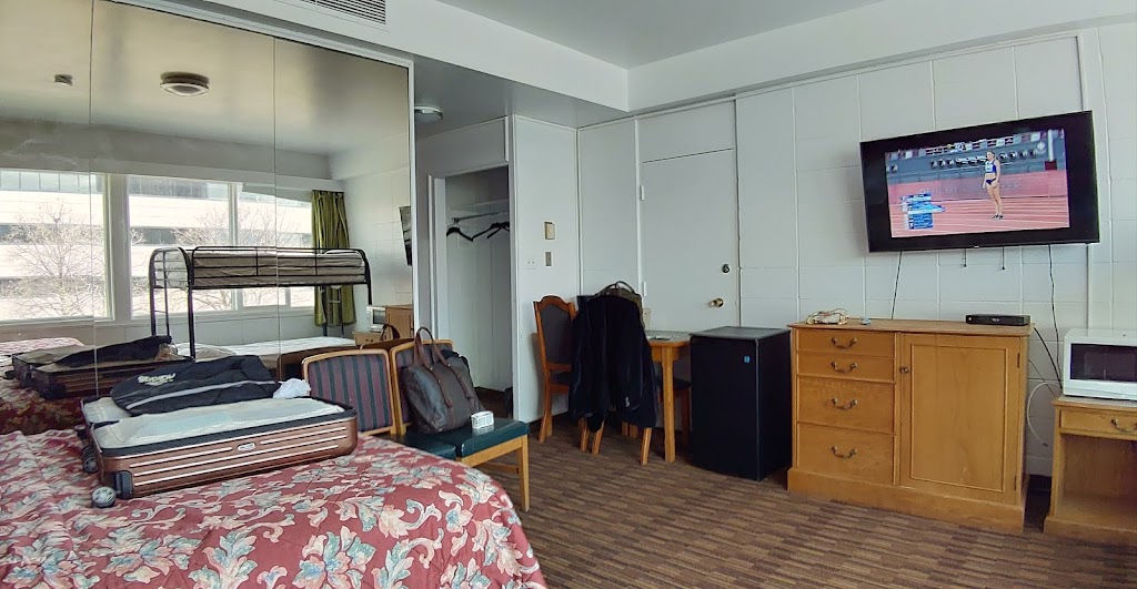 Hotel Royal Plaza | 330 Kennedy St, Winnipeg, MB R3B 3A4, Canada | Phone: (204) 783-3000