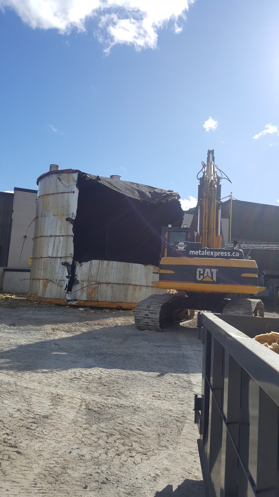 TRACKVALE INTL | 550 Rue Roger, Acton Vale, QC J0H 1A0, Canada | Phone: (450) 548-5621